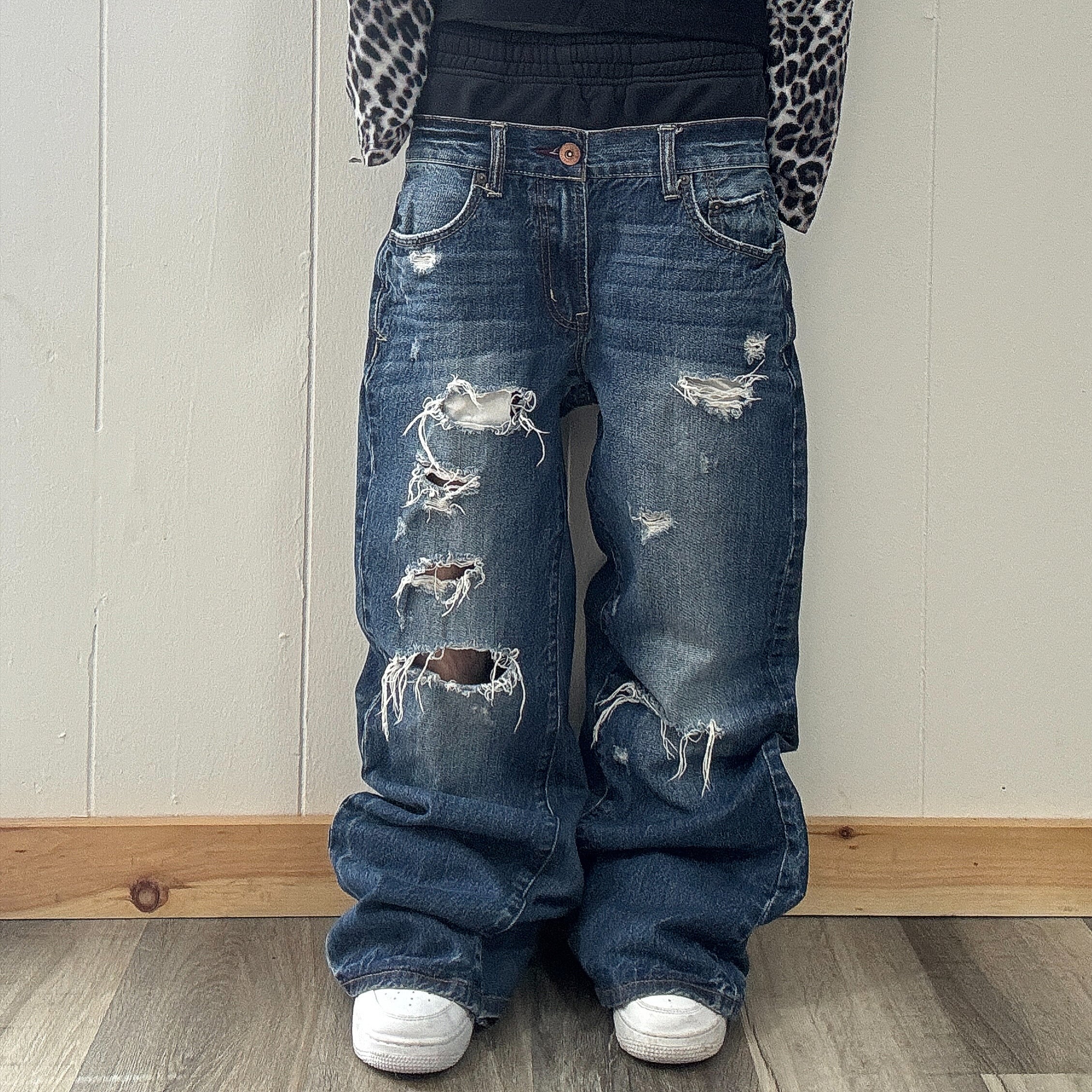 Double Waisted Baggy Distressed Jeans (30x30)