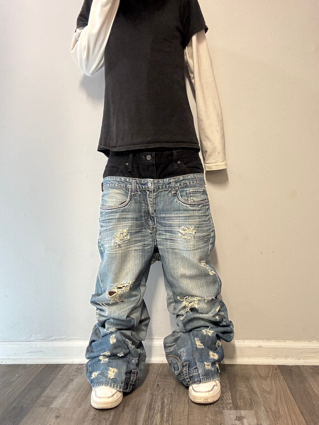 Double Waisted Distressed Baggy Jeans (32)