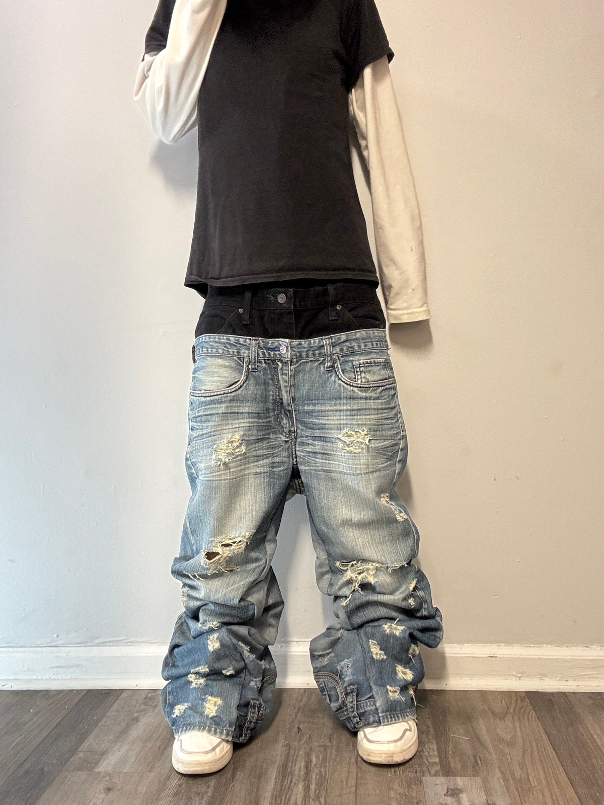 Double Waisted Distressed Baggy Jeans (32)