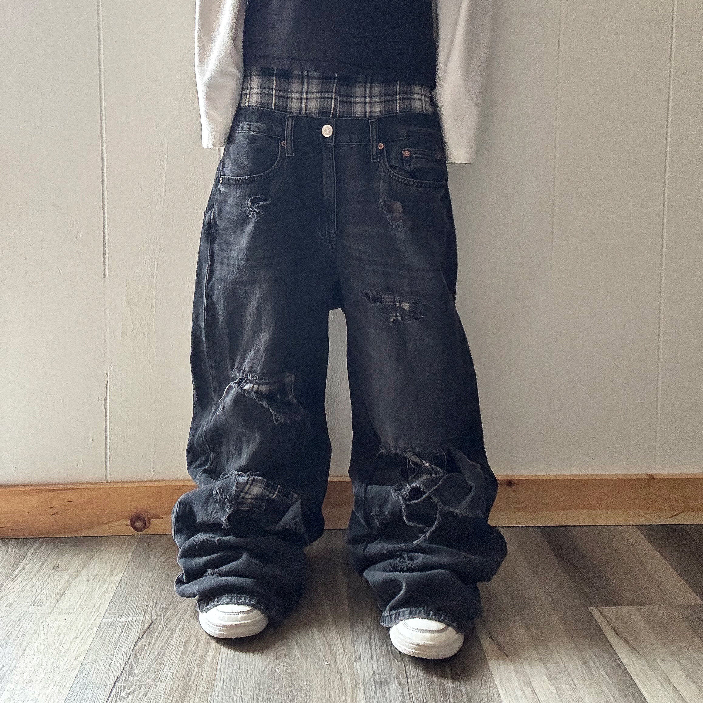Double Waisted Black Plaid Baggy Distressed Jeans (32x29)
